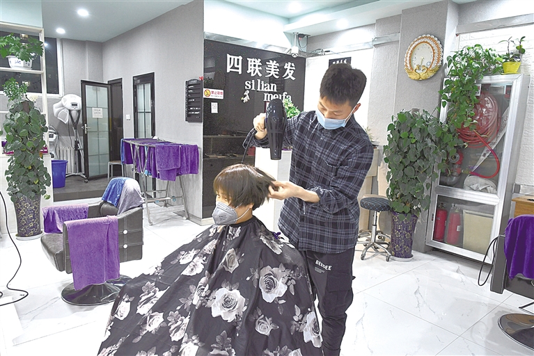 理发师正在为顾客理发