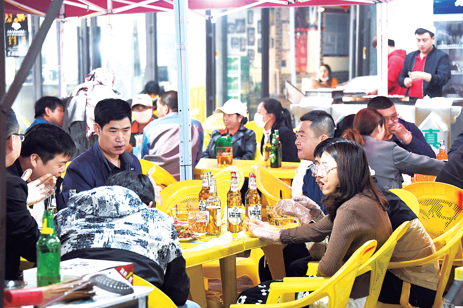 夜市啤酒摊人气满满.