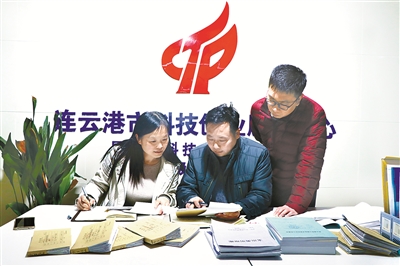 连云港社区人口查询_下表是江苏省苏北与苏南地区第六次人口普查部分数据